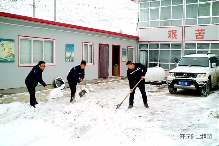 人间四月芳菲尽，山中春雪还复来